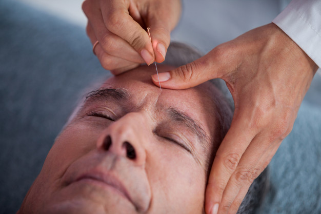 https://www.freepik.com/premium-photo/senior-man-receiving-head-massage-from-physiotherapist_8446358.htm#query=senior%20acupuncture&position=1