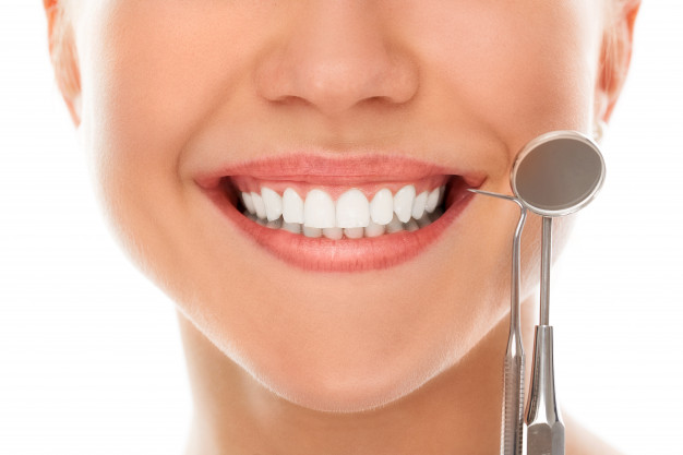 https://www.freepik.com/free-photo/dentist-with-smile_5904232.htm#page=1&query=dentist&position=36