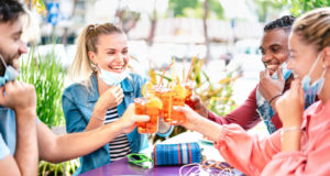 https://www.freepik.com/premium-photo/friends-drinking-spritz-cocktail-bar-with-face-masks_8831209.htm#page=1&query=covid%20bar&position=34