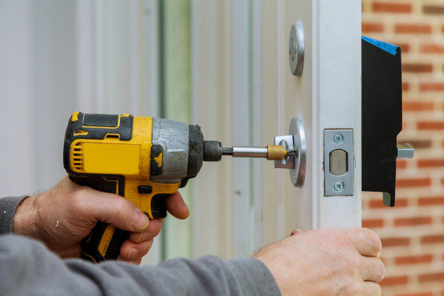 https://www.freepik.com/premium-photo/handyman-using-drill-installing-lock-door-house_9020646.htm#page=2&query=locksmith&position=15