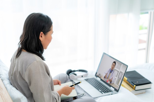 https://www.freepik.com/premium-photo/back-view-woman-making-video-call-with-her-doctor-with-her-feeling-sick_9928187.htm