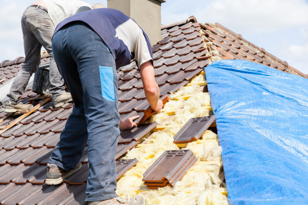 https://www.freepik.com/premium-photo/roofer-laying-tile-roof_6494254.htm#page=1&query=roofer&position=27