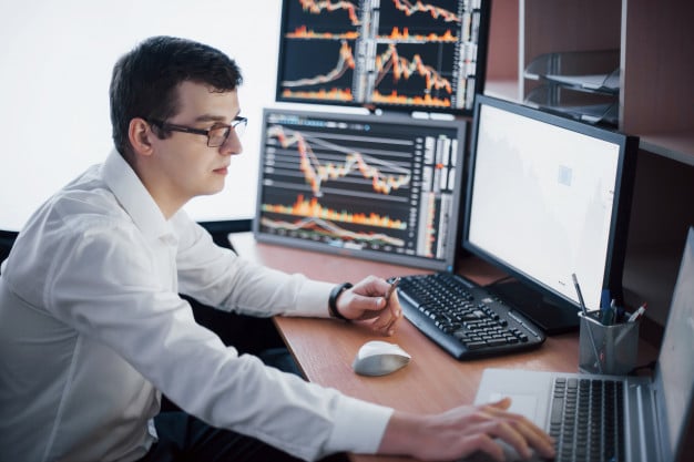 https://www.freepik.com/free-photo/stockbroker-shirt-is-working-monitoring-room-with-display-screens-stock-exchange-trading-forex-finance-graphic-concept-businessmen-trading-stocks-online_9277150.htm#page=1&query=computer%20stock%20market&position=40