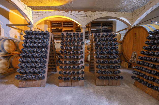 https://www.freepik.com/premium-photo/wine-cellar-with-barrels-bottles_11902689.htm