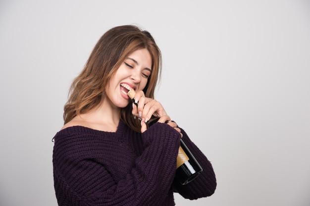 https://www.freepik.com/free-photo/young-woman-warm-knitted-sweater-trying-open-bottle-wine_15197061.htm#page=2&query=opening%20wine&position=0