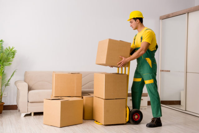 https://www.freepik.com/premium-photo/man-delivering-boxes-during-house-move_4797756.htm#page=1&query=movers&position=16