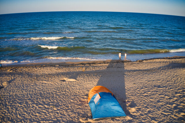 https://www.freepik.com/premium-photo/bright-tent-by-sea-evening-light-rest-coast_19241601.htm?query=beach%20camping