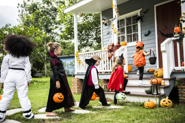 https://www.freepik.com/free-photo/little-children-trick-treating_3297406.htm#page=1&query=trick%20or%20treat%20kids&position=2&from_view=search