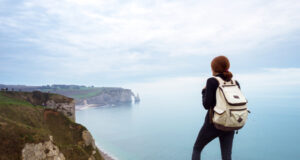 https://www.freepik.com/premium-photo/beautiful-landscape-girl-standing-edge-rock-etretat-france_19234755.htm?query=gift%20trip&collectionId=863&page=1&position=14&from_view=collections
