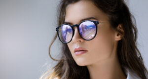 https://www.freepik.com/premium-photo/close-up-portrait-young-woman-with-reflection-modern-city-inside-eyeglasses_7835481.htm#query=blue%20light%20glasses&position=12&from_view=search