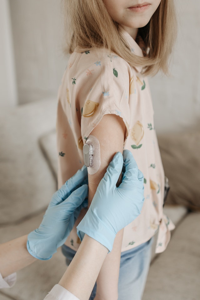https://www.pexels.com/photo/a-continuous-glucose-monitor-on-a-girl-s-arm-7653123/
