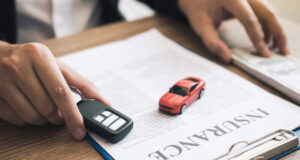 https://www.vecteezy.com/photo/5407914-car-salespeople-are-holding-car-keys-by-submitting-to-new-car-buyers-with-car-insurance-concept