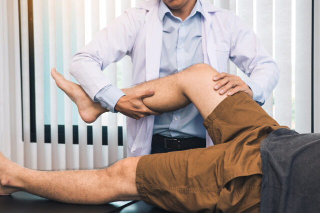 https://www.vecteezy.com/photo/6657653-physiotherapists-are-using-the-hands-to-grip-the-patient-thigh-to-check-for-pain-and-massage-in-the-clinic