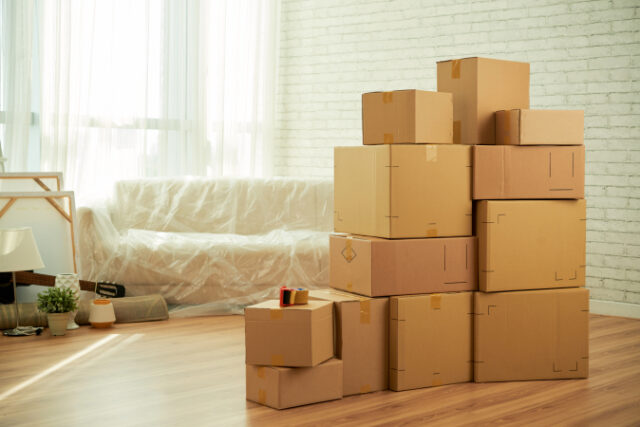 https://www.freepik.com/free-photo/shot-room-interior-with-package-boxes-standing-middle-sofa-covered-with-film_5839804.htm#query=moving&position=0&from_view=search
