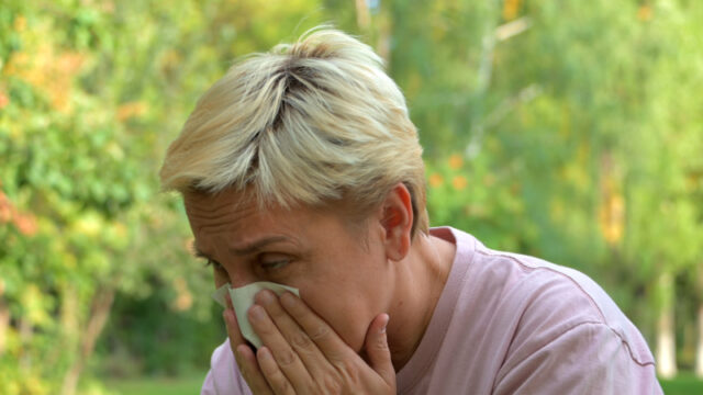 https://www.vecteezy.com/photo/4801608-a-girl-with-blonde-hair-and-a-short-haircut-sneezes-from-allergies-and-wipes-her-nose-with-a-napkin-against-the-background-of-green-nature