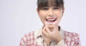 https://www.vecteezy.com/photo/6240098-young-smiling-woman-holding-invisalign-braces-over-white-background-studio-dental-healthcare-and-orthodontic-concept