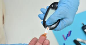 https://www.vecteezy.com/photo/2840611-doctor-checking-blood-sugar-level-with-glucometer