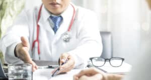 https://www.vecteezy.com/photo/1901431-doctor-explaining-forms-to-patient