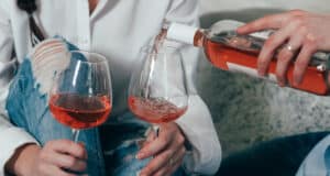 https://www.vecteezy.com/photo/3389305-a-man-fills-glasses-with-rose-wine-from-a-bottle