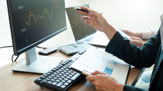 https://www.vecteezy.com/photo/9205091-business-team-investment-entrepreneur-trading-discussing-and-analysis-graph-stock-market-in-traders-office-business-financial-exchange-concept