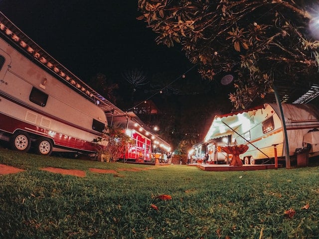 https://www.pexels.com/photo/illuminated-caravans-parked-at-campsite-at-night-7510485/