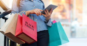 https://www.vecteezy.com/photo/6966165-woman-using-tablet-and-holding-black-friday-shopping-bag-while-standing-on-the-stairs-with-the-mall-background