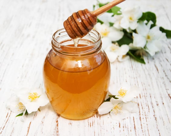 https://www.vecteezy.com/photo/2510581-honey-with-jasmine-flowers-on-a-wooden-background