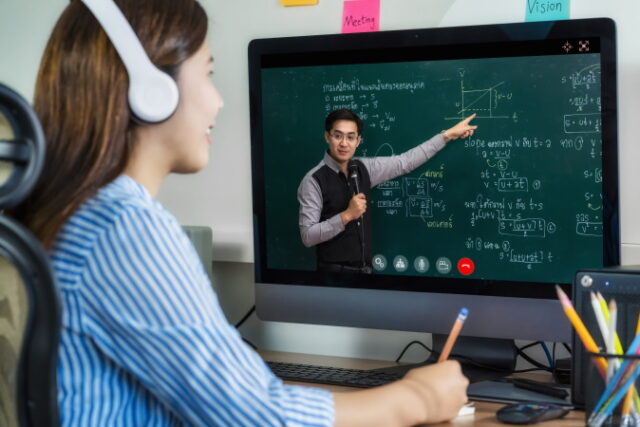 https://www.vecteezy.com/photo/1254292-rear-view-of-asian-student-learning-online