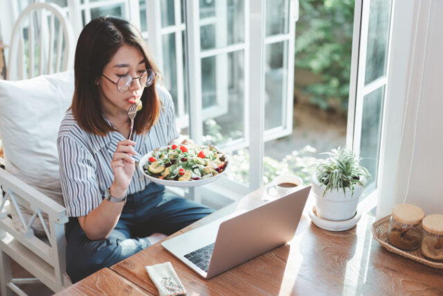 https://www.vecteezy.com/photo/7195230-asian-woman-holding-a-salad-and-work-using-laptop-on-the-table-in-cafe-asian-woman-eating-salad-and-working-on-a-laptop-computer