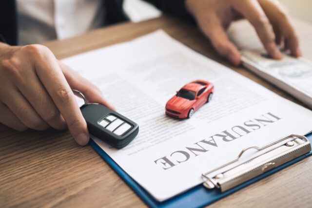 https://www.vecteezy.com/photo/5407914-car-salespeople-are-holding-car-keys-by-submitting-to-new-car-buyers-with-car-insurance-concept