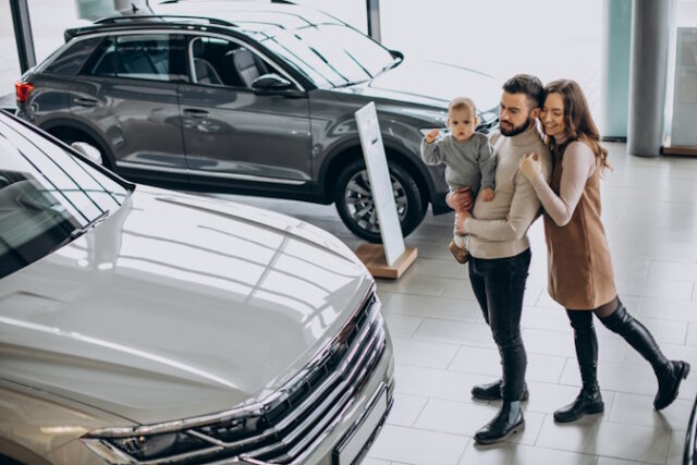 https://www.freepik.com/free-photo/family-with-toddler-girl-choosing-car-car-showroom_14920799.htm#query=auto%20showroom&position=15&from_view=search&track=ais