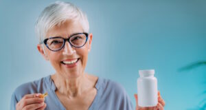 https://www.freepik.com/premium-photo/supplements-seniors-blank-white-pill-container_39777331.htm#query=senior%20aspirin&position=39&from_view=search&track=ais