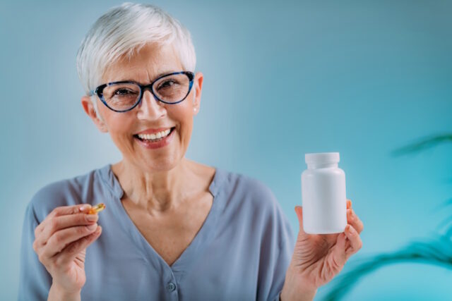 https://www.freepik.com/premium-photo/supplements-seniors-blank-white-pill-container_39777331.htm#query=senior%20aspirin&position=39&from_view=search&track=ais