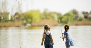 https://www.vecteezy.com/photo/907173-two-little-girls-at-fishing