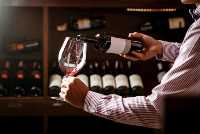 https://www.freepik.com/premium-photo/handsome-young-sommelier-wine-shop_9732662.htm#query=wine%20tasting&position=41&from_view=search&track=ais