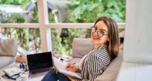 https://www.freepik.com/free-photo/portrait-happy-smiling-freelancer-woman-home-with-notebook-sofa_19222562.htm#query=smiling%20female%20investor%20at%20home&position=2&from_view=search&track=ais