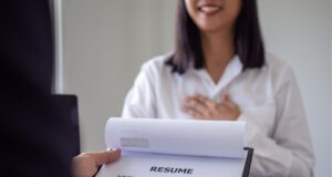 https://www.vecteezy.com/photo/17342550-executives-are-interviewing-job-applicants-to-accept-new-job-flaps-to-work-in-vacancies-discuss-the-applicant-s-work-history-and-ability