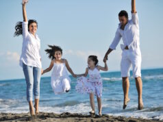 https://www.vecteezy.com/photo/12649439-happy-young-family-have-fun-on-beach